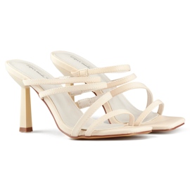 Snygga beige damflip-flops med hög klack