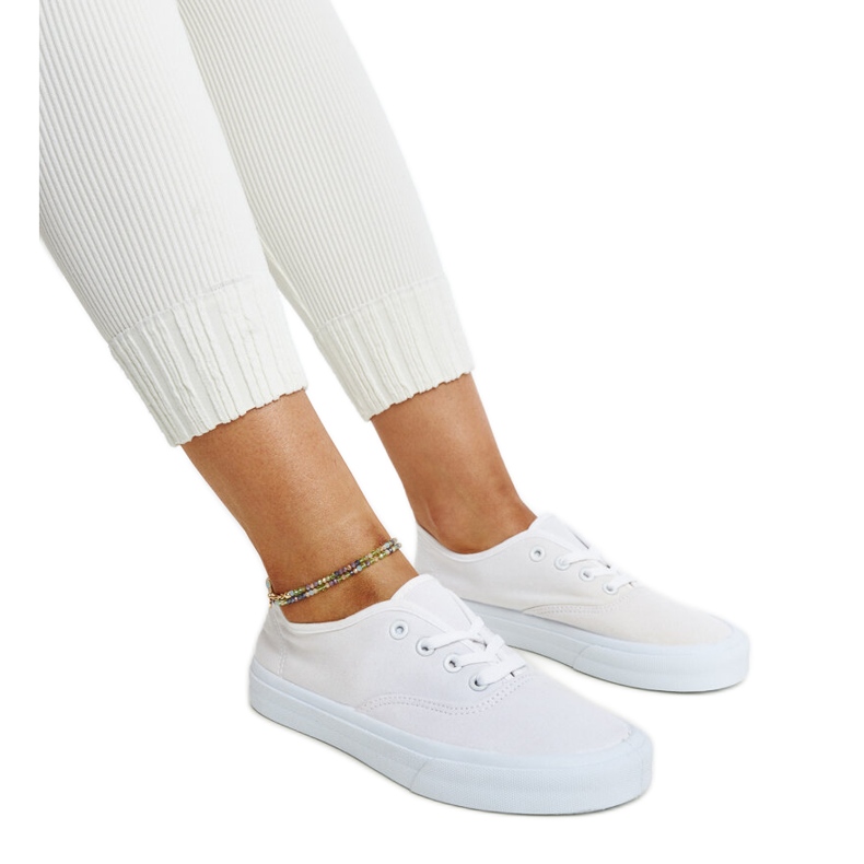 Vita sneakers i tyg från Fantina