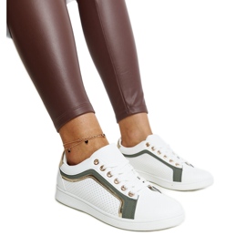 Vita och gröna sneakers på Amala-plattformen