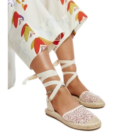 Beige espadrillor i spets med öppen klack från Teha