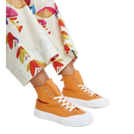Orange high-top sneakers från Vinka