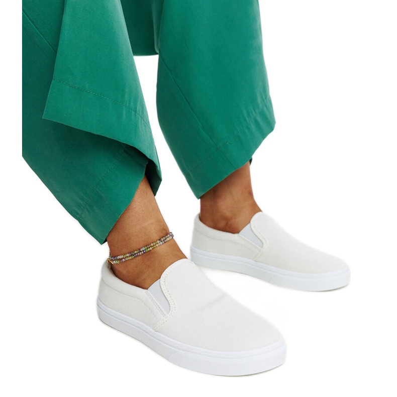 Sneakers i vitt tyg från Suraya