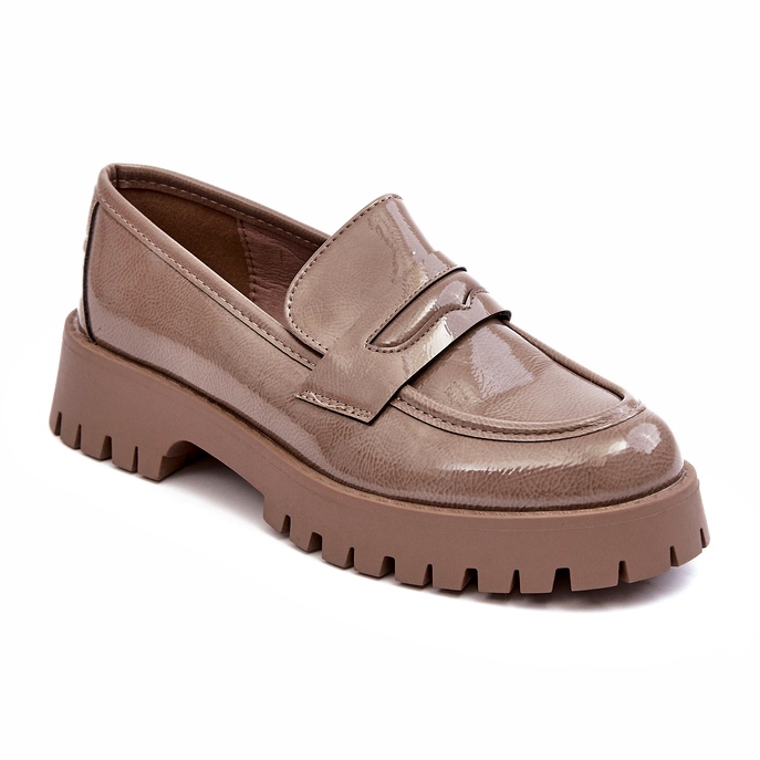 Diamantique Beige Patent Loafers på en platt klack