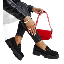 Svarta läderskor med dekorativt spänne