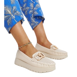 Beige läderskor med dekorativt spänne