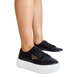 Svarta läderskor med dekorativt spänne