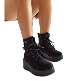 Svarta isolerade kilstövlar i mocka från Safiya