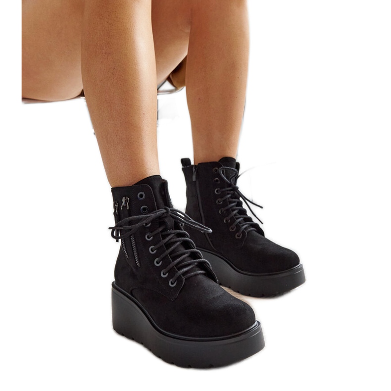 Svarta isolerade kilstövlar i mocka från Safiya