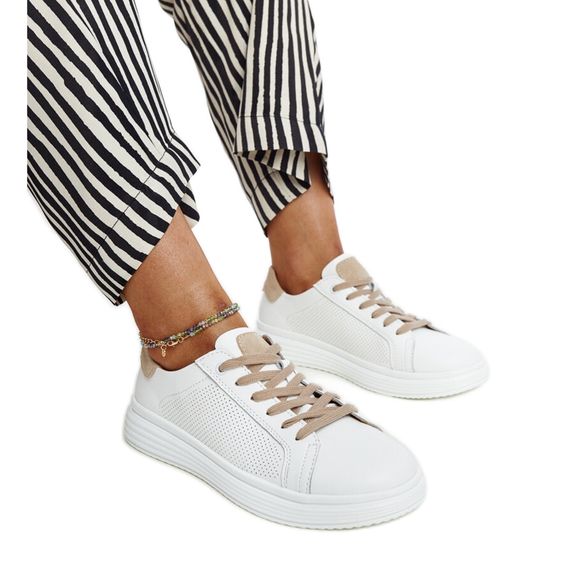 Vita och beige läderskor