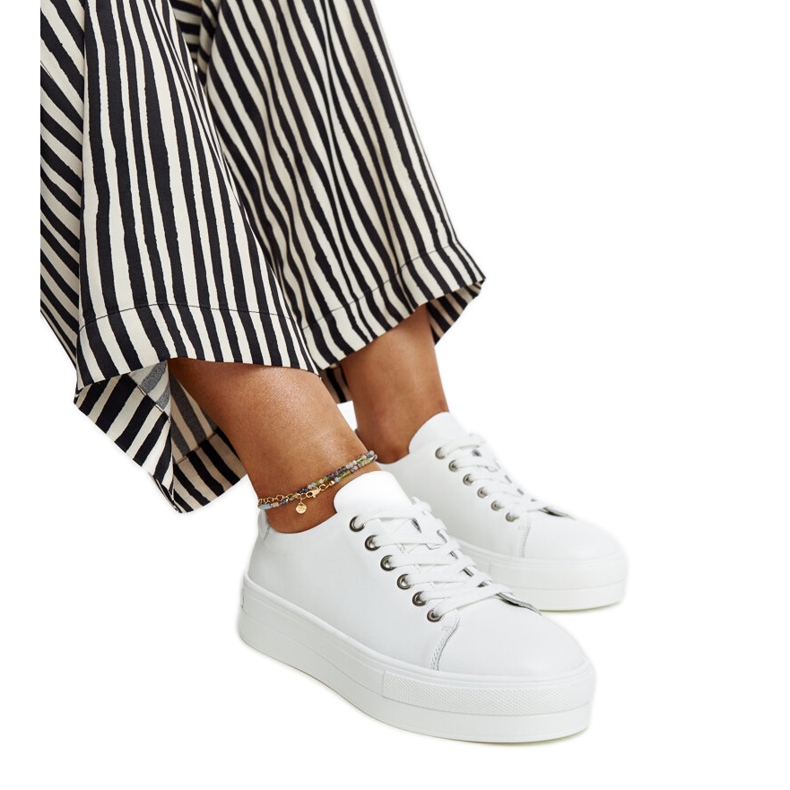 Vita läderskor med dekorativt spänne