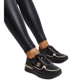 Svarta läderskor med dekorativt spänne