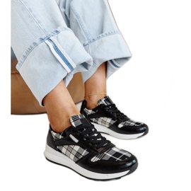 Svarta läderskor med dekorativt spänne