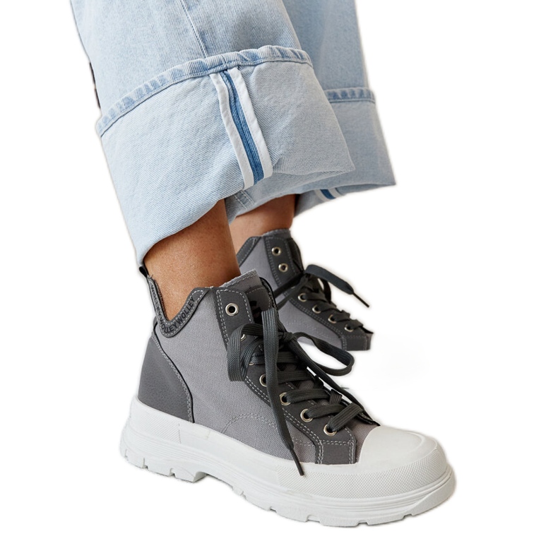 Nura höga grå sneakers med fördjupningar