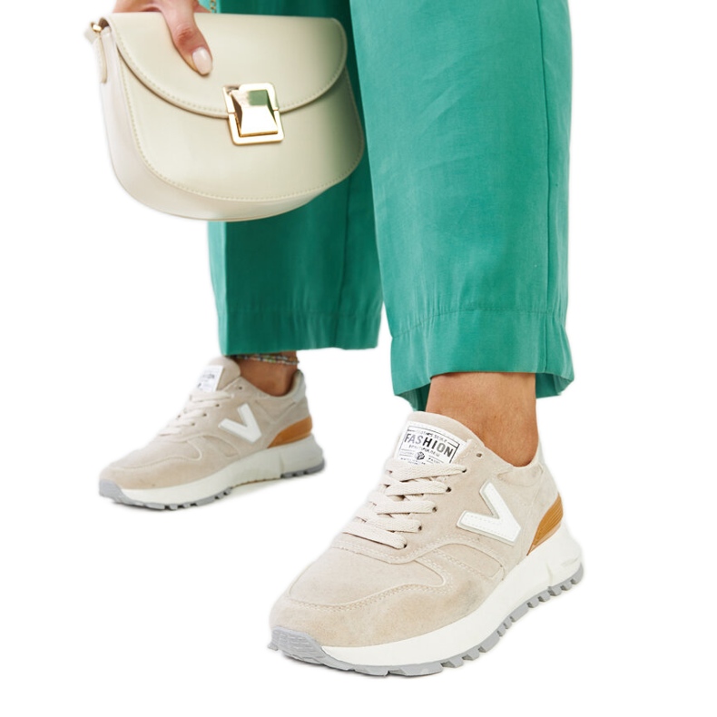 Beige sneakers med tjockare Olonio-sula