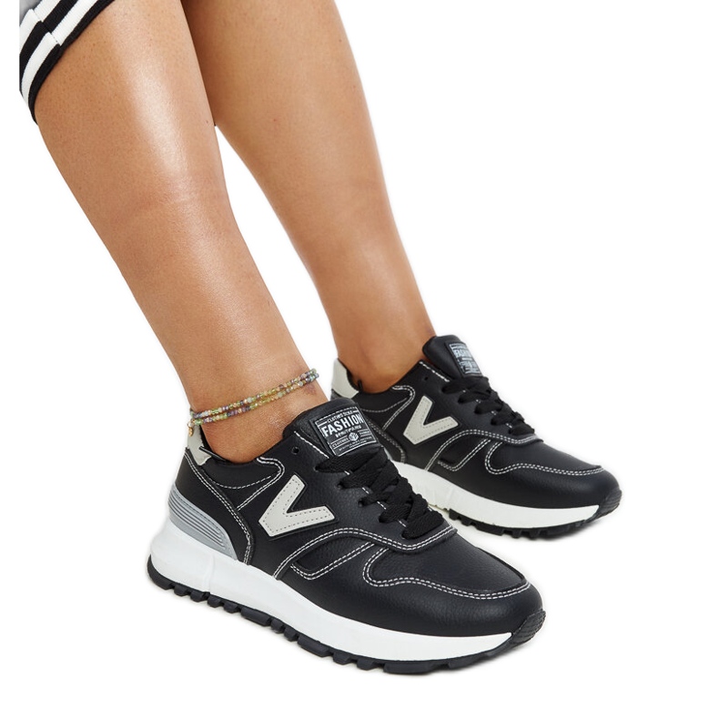 Svarta sneakers med tjock Cettina-sula