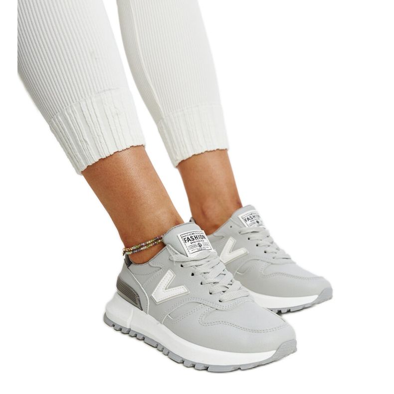 Gråa sneakers med tjockare Cettina-sula