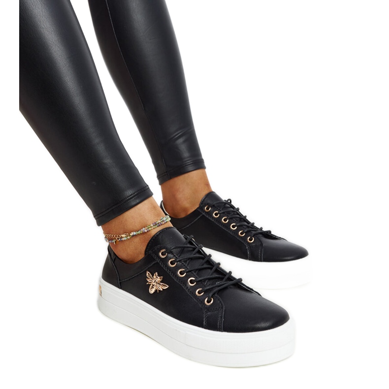 Svarta läderskor med dekorativt spänne