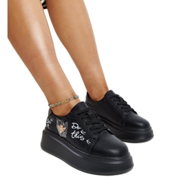 Svarta läderskor med dekorativt spänne