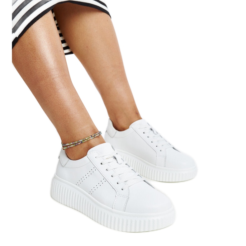 Blå läderskor med dekorativt spänne vit