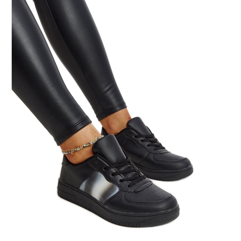 Svarta läderskor med dekorativt spänne