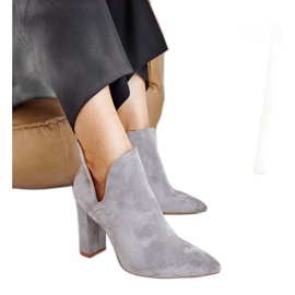 Taylans grå asymmetriska högklackade ankelboots