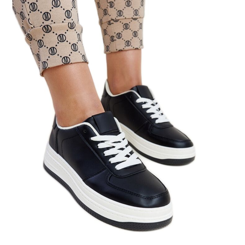 Svarta sneakers på Cvita-plattformen