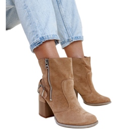 Beige höga stövlar på träklack från Davorek brun