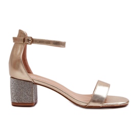 Damsandaler gjorda av ekologiskt läder med dekorerade höga klackar, gyllene Wiatalia