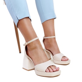 Ljusbeiga högklackade sandaler från Vesna beige