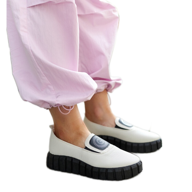 Beige skor med massiv Teska-sula