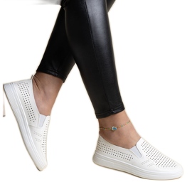 Vita genombrutna slip-on sneakers från Dafina
