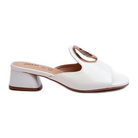 Eleganta patenterade lågklackade flip-flops för kvinnor med gulddekoration, vit Uzimila