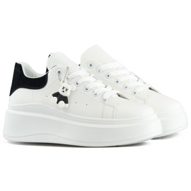 Vita sportskor med tjock sula och svart nalle