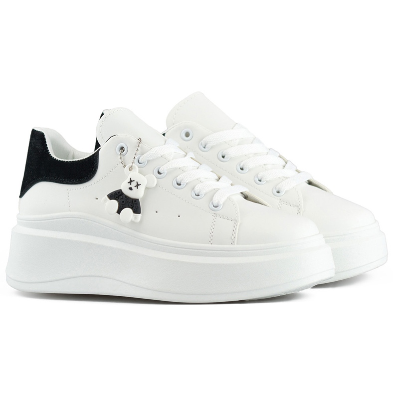 Vita sportskor med tjock sula och svart nalle