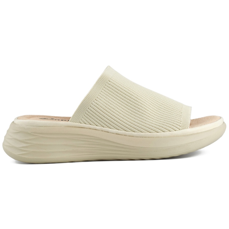 Beige mjuka damflip-flops på en plattform med en strumpa ovandel