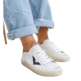 Vita sneakers med sliten effekt från Gombol