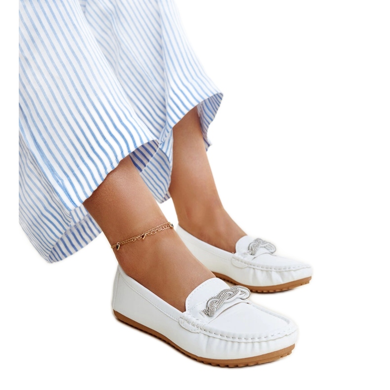 Vita mockasiner dekorerade med Adiba-rhinestones
