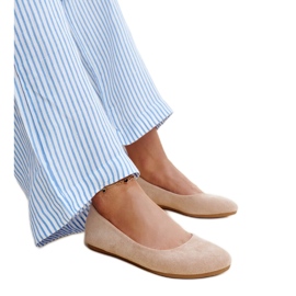 Beige balettlägenheter gjorda av Jala eco mocka