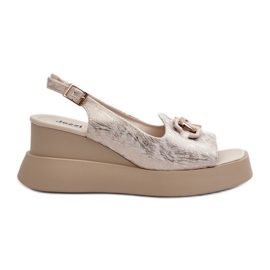 Damsandaler På En Plattform Och En Kil Med En Gulddekoration Janesca gyllene