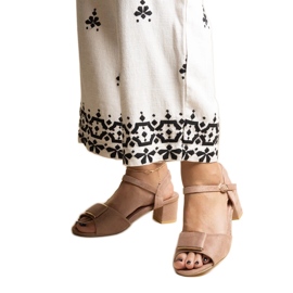 Mörkbeige sandaler med låg klack från Frederica