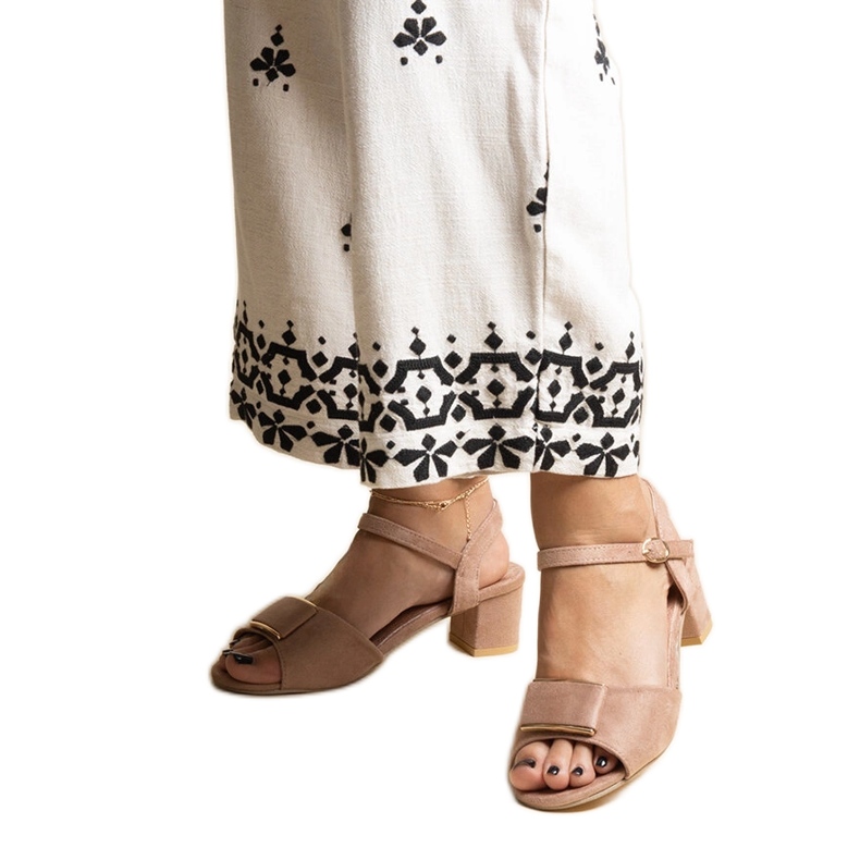 Mörkbeige sandaler med låg klack från Frederica