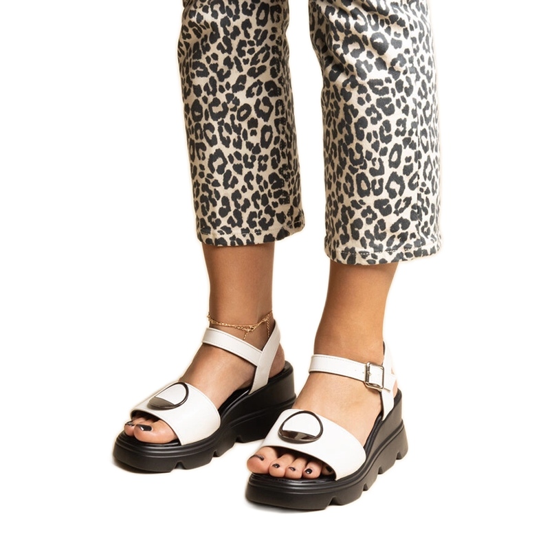 Vita kilsandaler gjorda av Maddison eco-läder