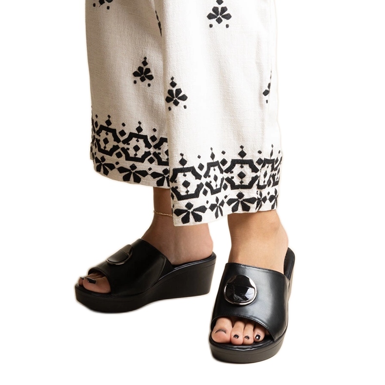 Svarta kilmulor med Keirenh-spänne