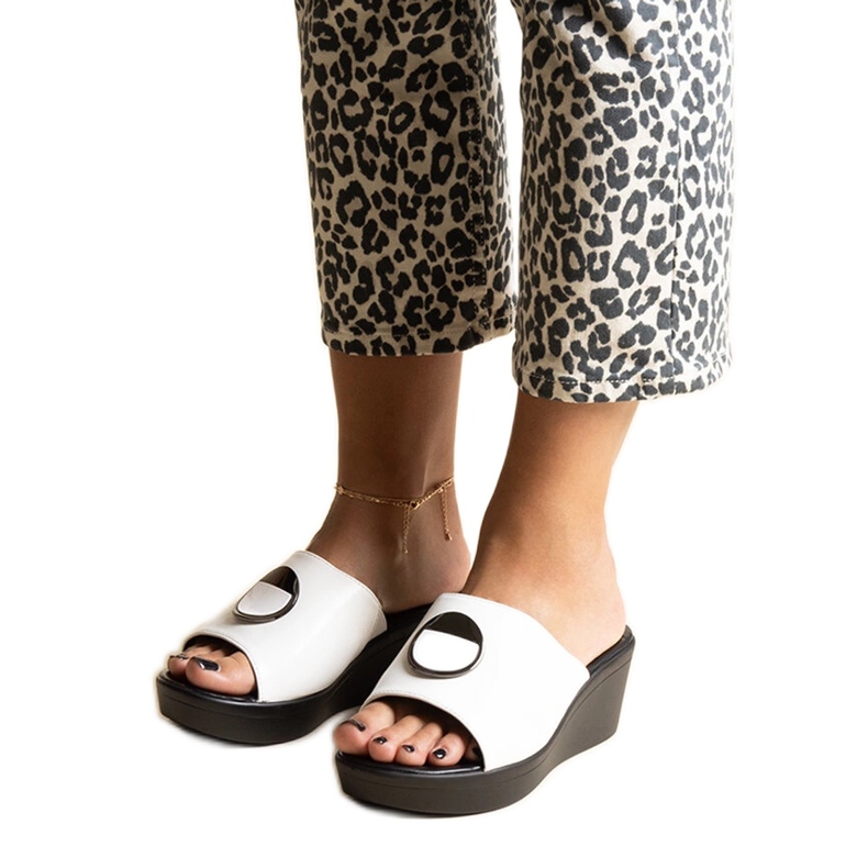 Vita kilmulor med Keirenh-spänne