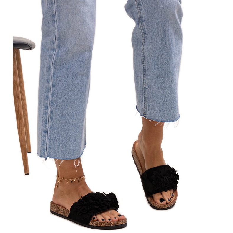 Flipflops med blommor på korksula från Almida svart