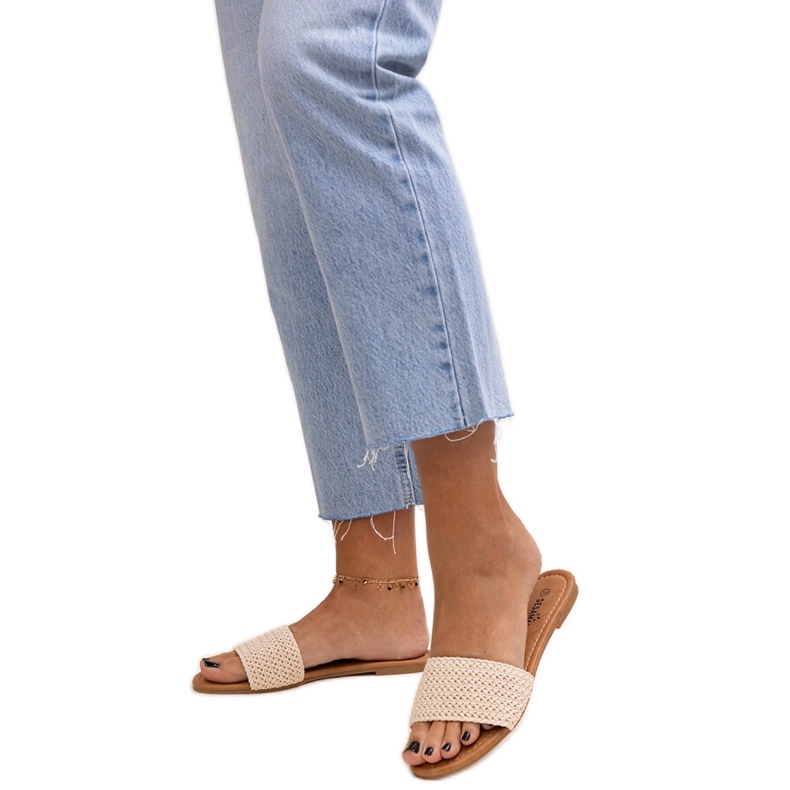 Ljusbeige broderade Marika tofflor