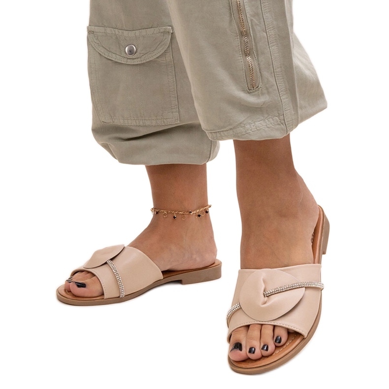 Hattar dekorerade med ett band med Amari zirkoner beige