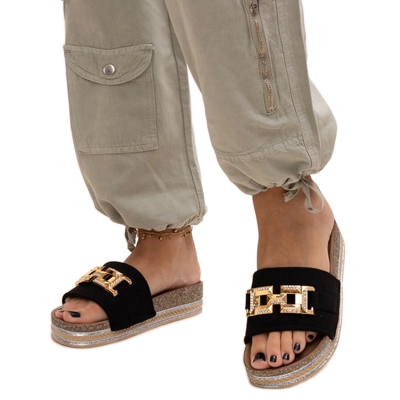 Svarta flipflops med glänsande spänne från Niamh