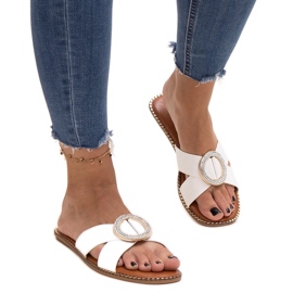 Kepsar dekorerade med ett Salimba zirkonlås vit