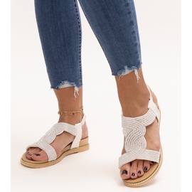 Vita sandaler dekorerade med Gairsa zirkoner